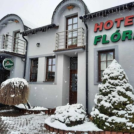 Hotel Flora Bešeňová Exteriör bild